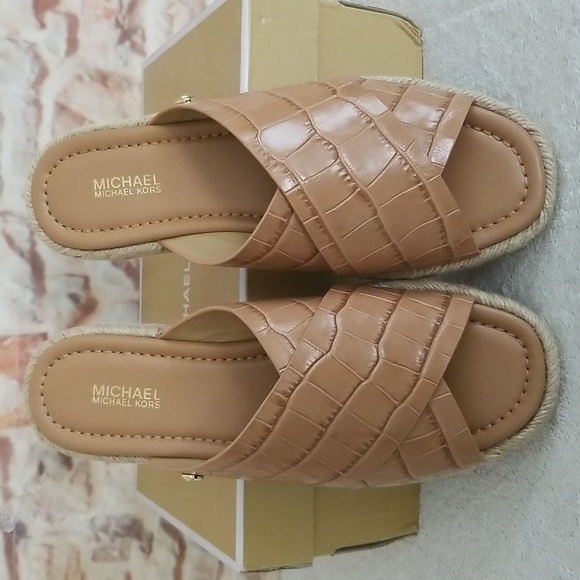 New Michael Kors Linden Croc-Embossed Sandals - Picture 7 of 13